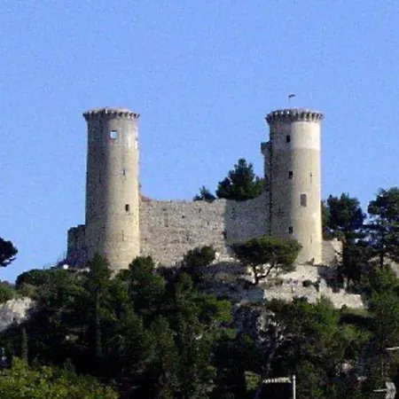 De Charme Au Pied Du Chateau Chateaurenard